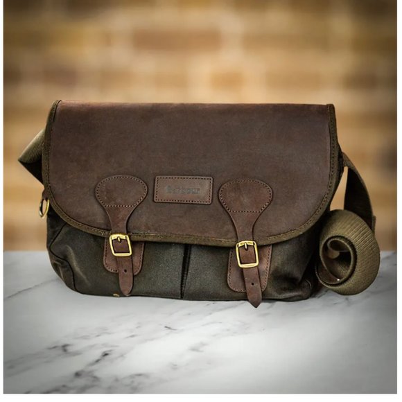 Barbour Tarras ショルダー バッグ　オリーブ Barbour Wax Leather Tarras Bag – Olive | Free UK Delivery
